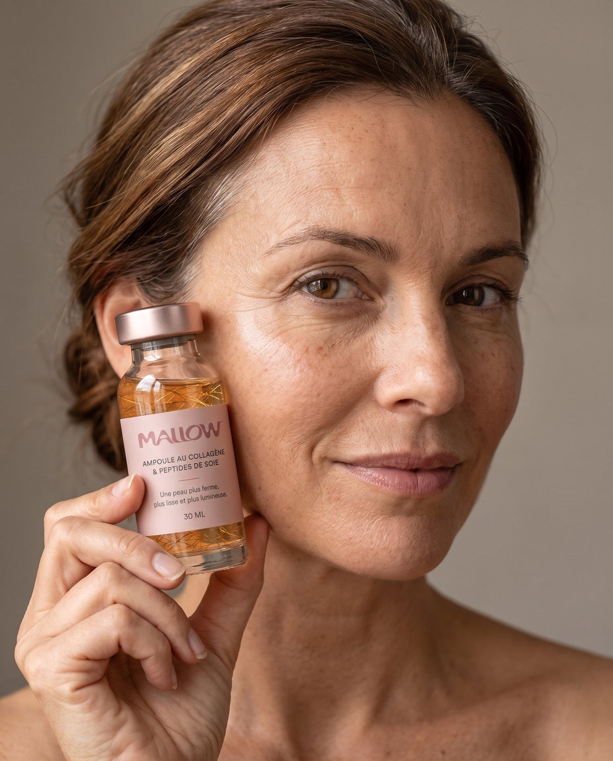 Femme d'une quarantaine d'années avec le sérum Mallow