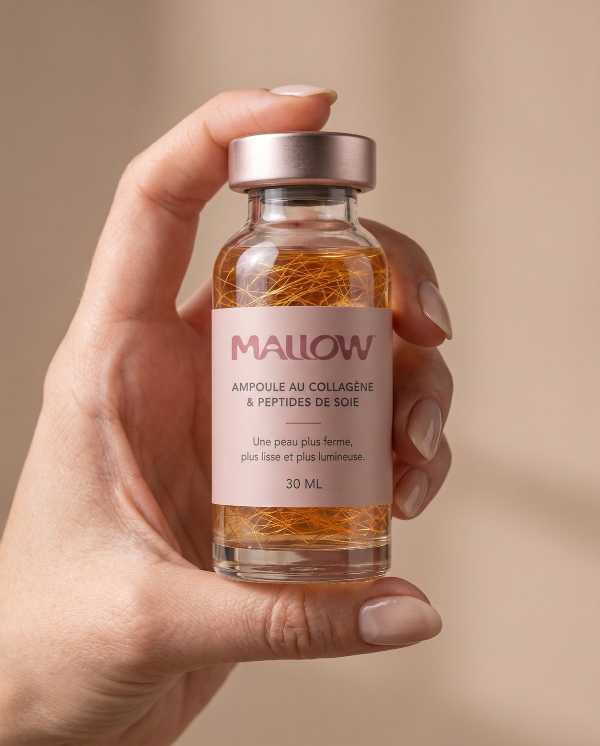 Flacon du sérum Mallow tenu en main