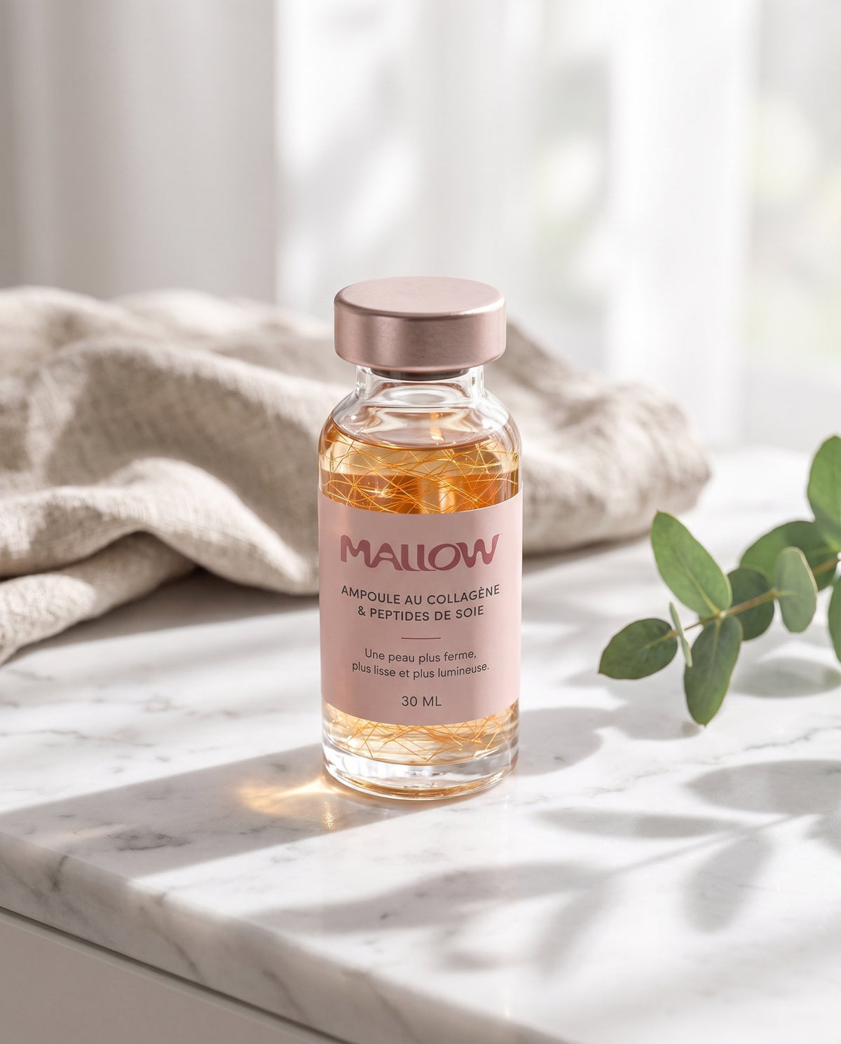 Flacon du sérum Mallow sur un plan en marbre