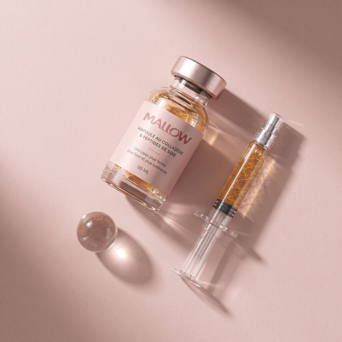 Flacon du sérum Mallow et sa seringue cosmétique vus du dessus